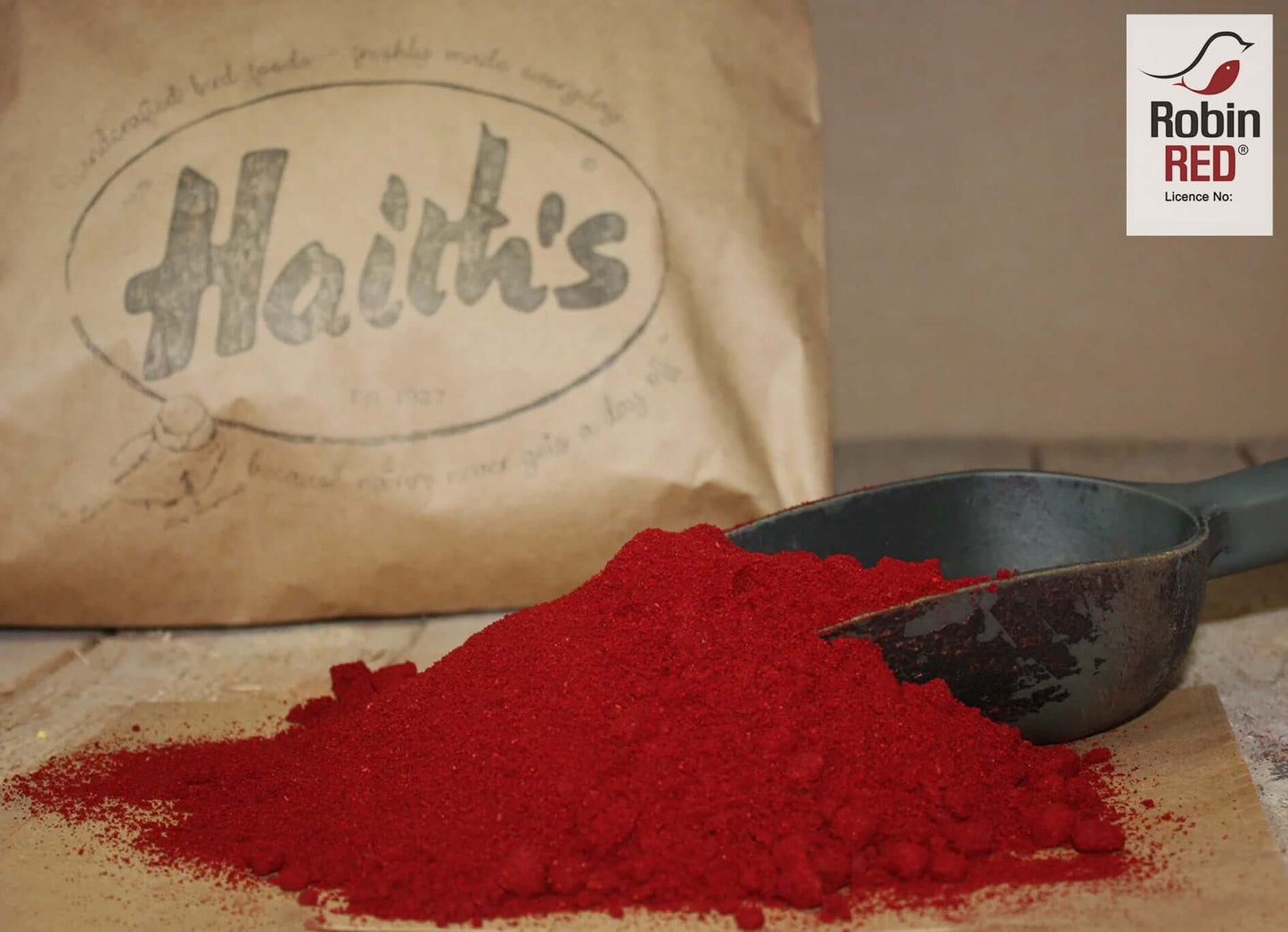 A colour food with authentic Robin Red® colouring agent for domestic birds, such as Norwich, yorkshire, lizard mules & hybrids